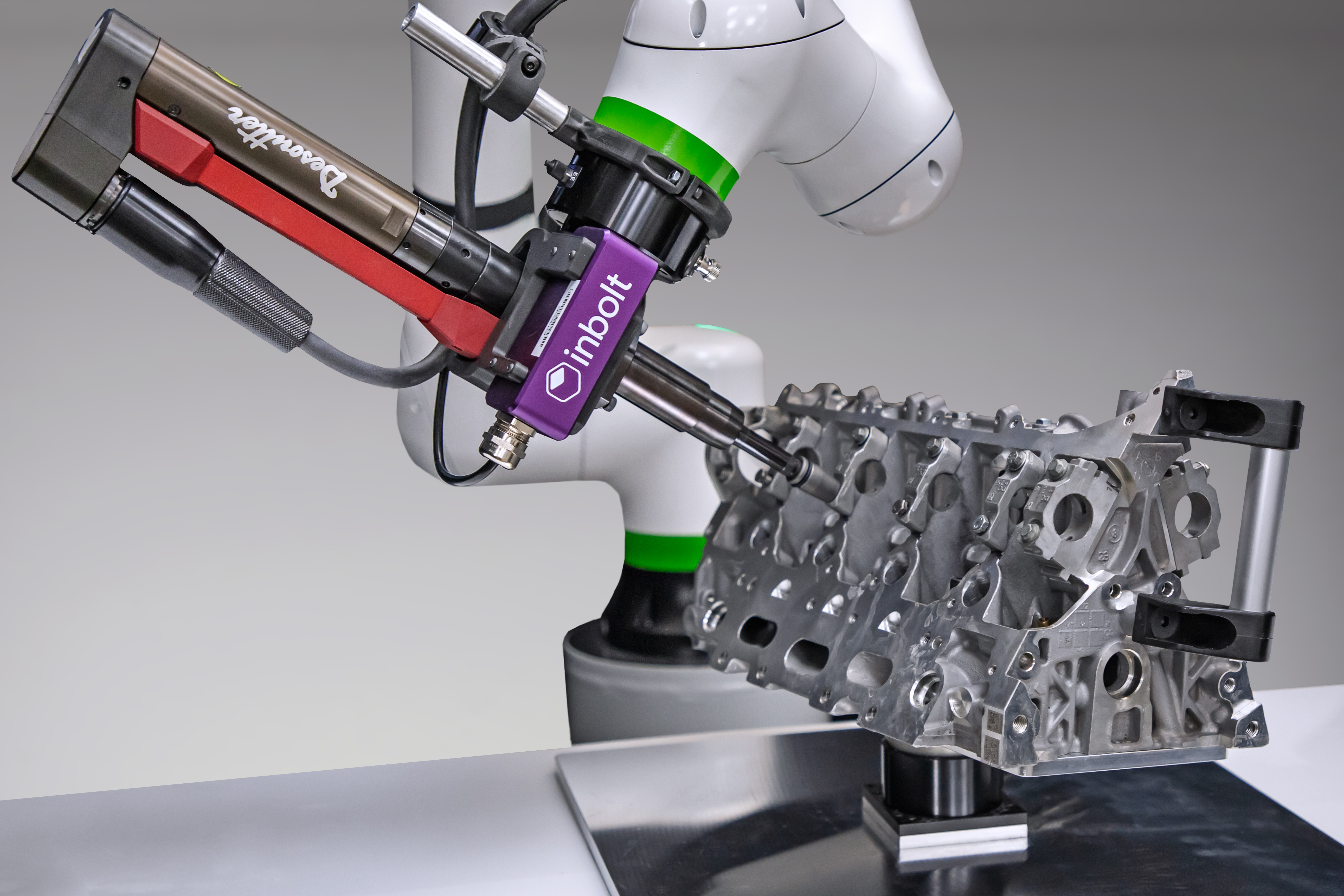CRX 20i A L Dynamic Line Tracking Inbolt Closeup 1