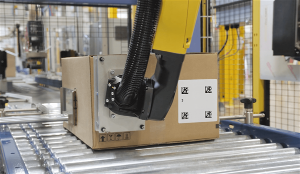 Robotic labeling machine