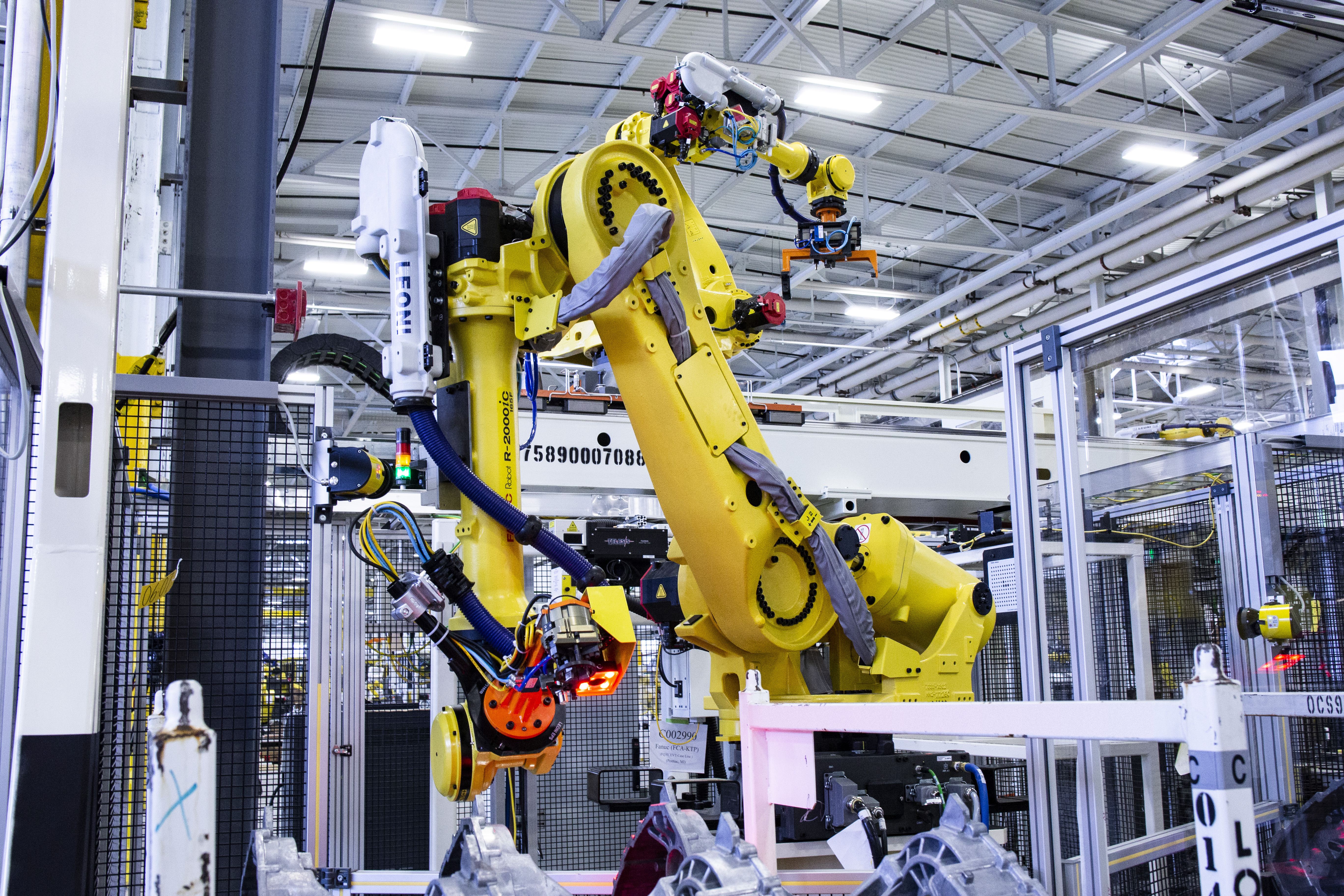 R-2000iC/165F Transfer Case Handling System
