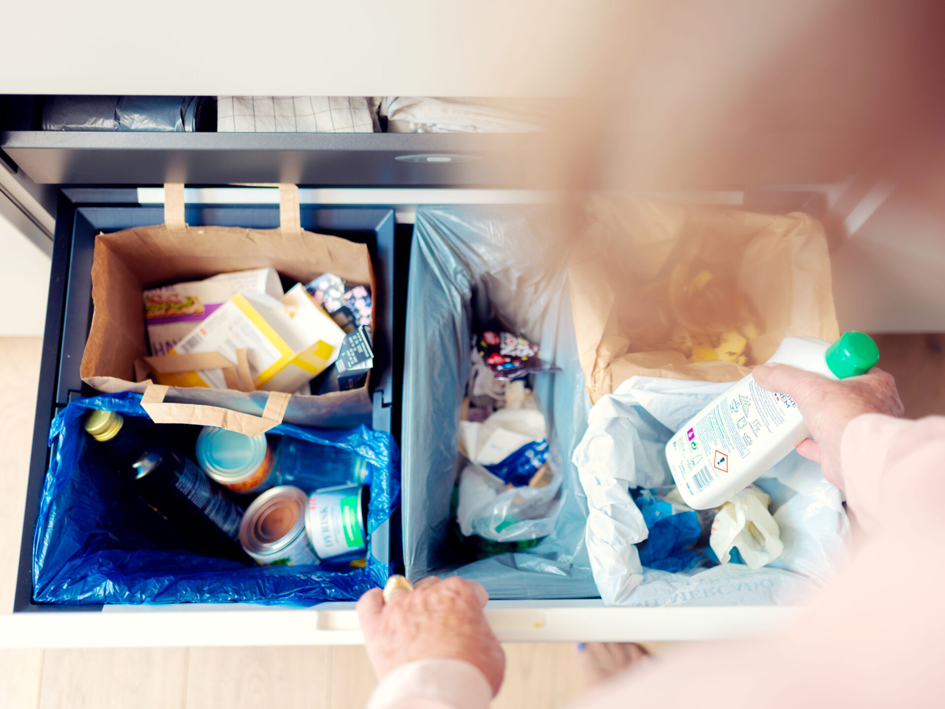 Avfallsbeholdere i skuff.