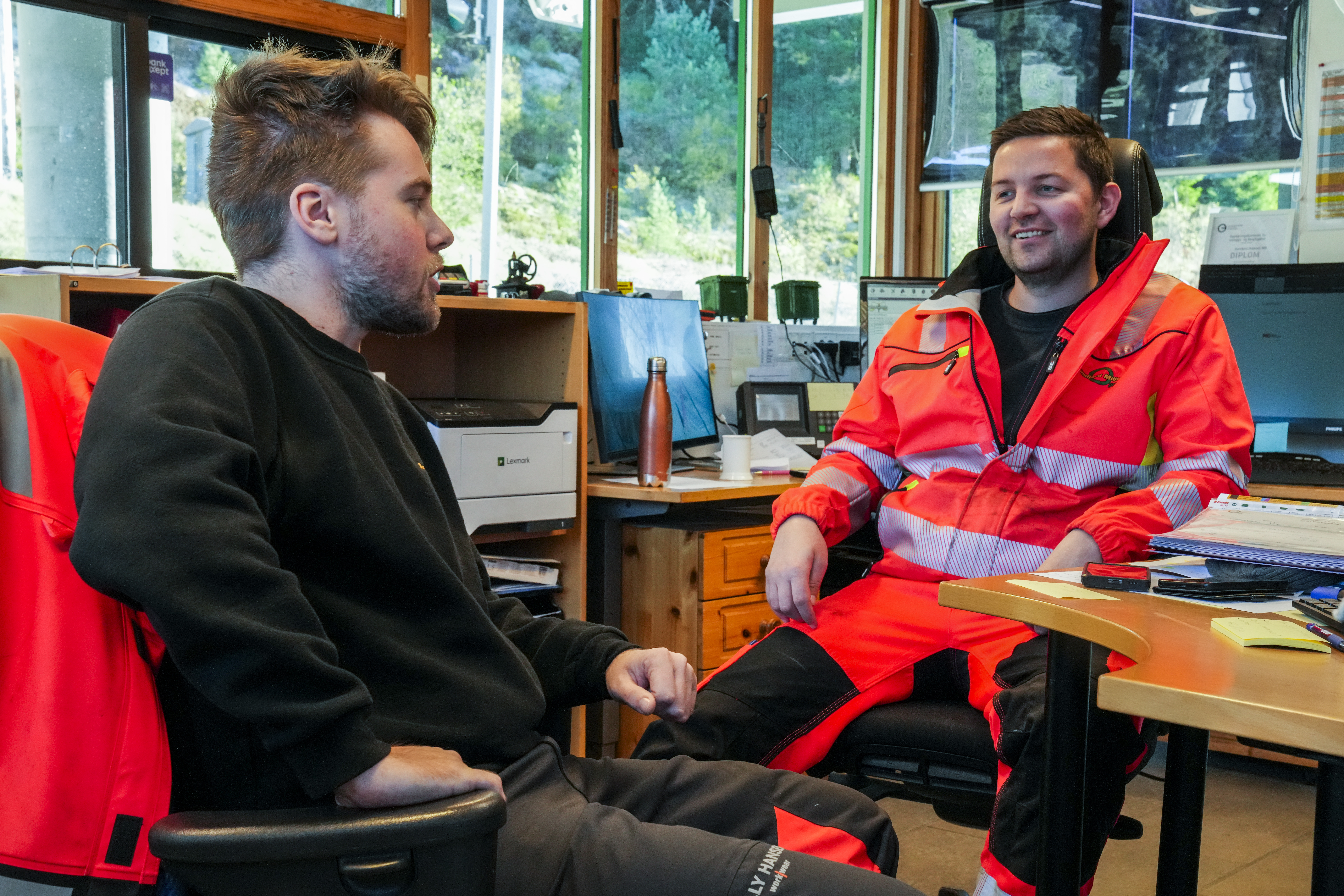 Bilde av to gjenvinningsoperatørar på Einestølen gjenvinningsstasjon.