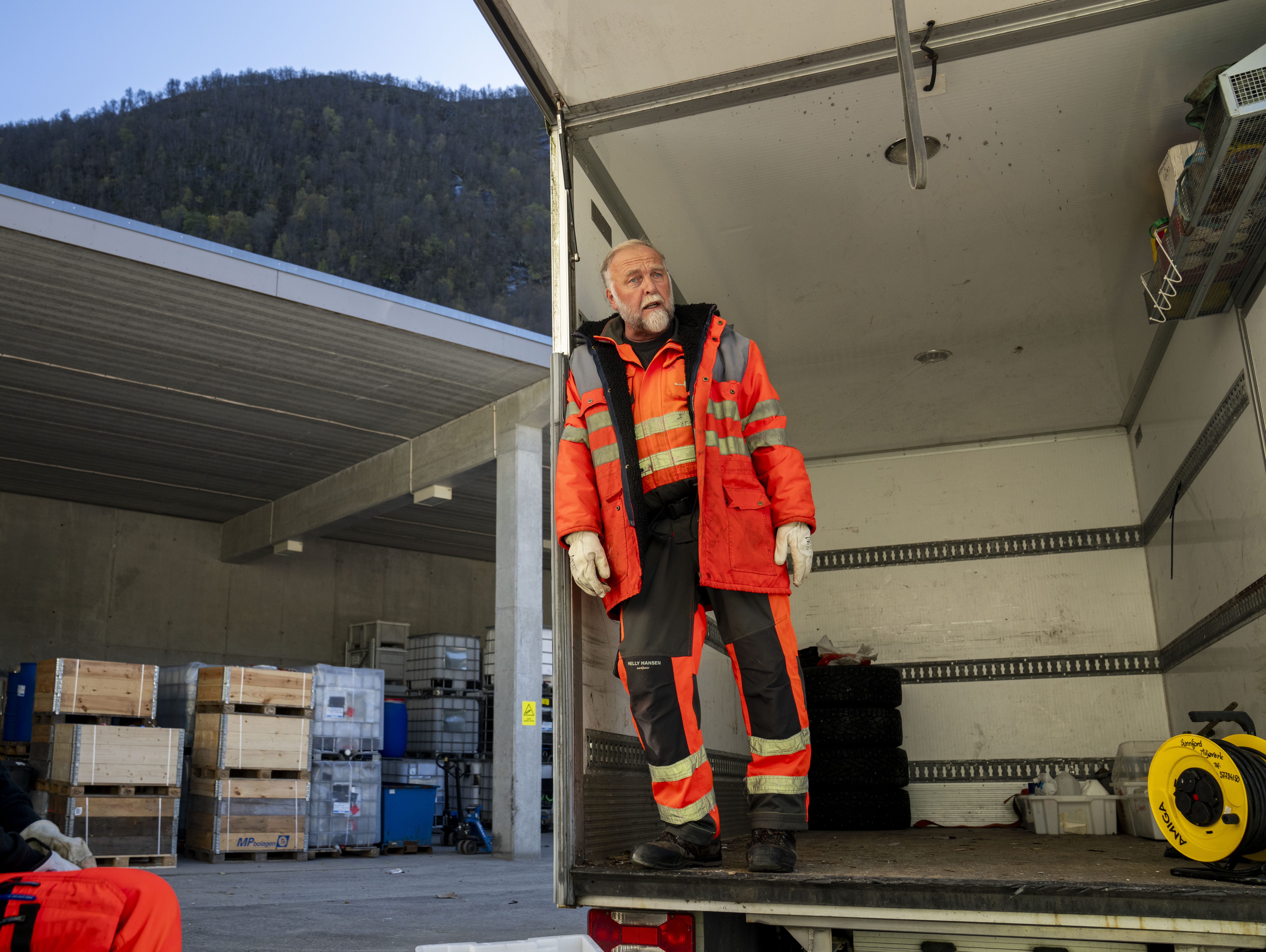 To gjenvinningsoperatørar som snakkar saman