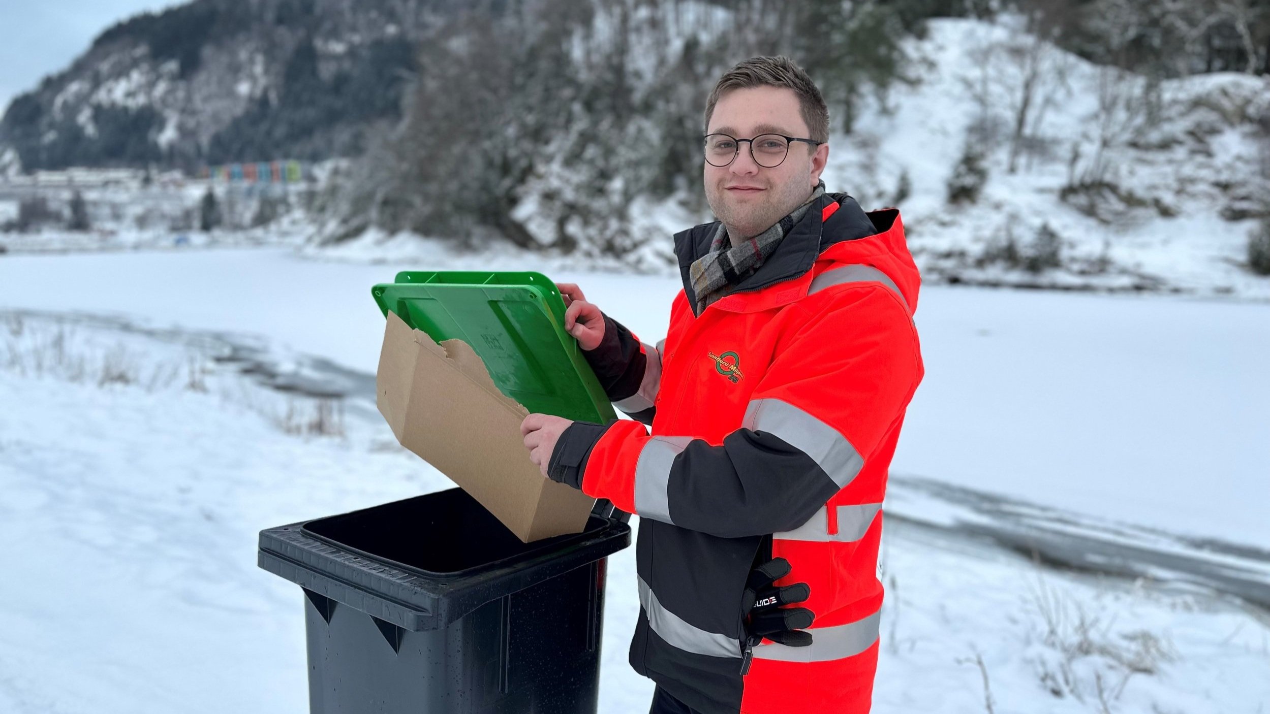 Harald Nyland illustrerar korleis ein nyttar papp i botn av matavfallsdunken.