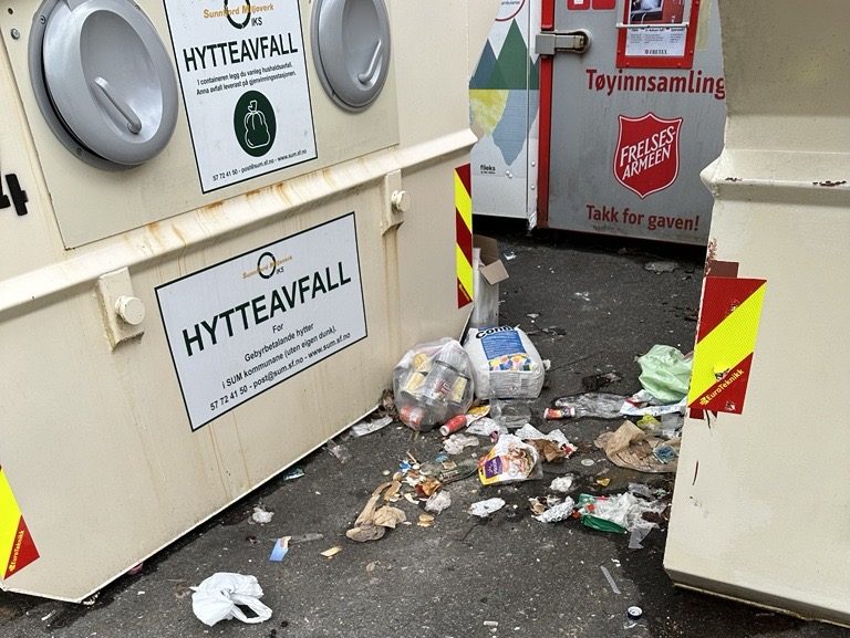 Overfylt hyttekonteinar