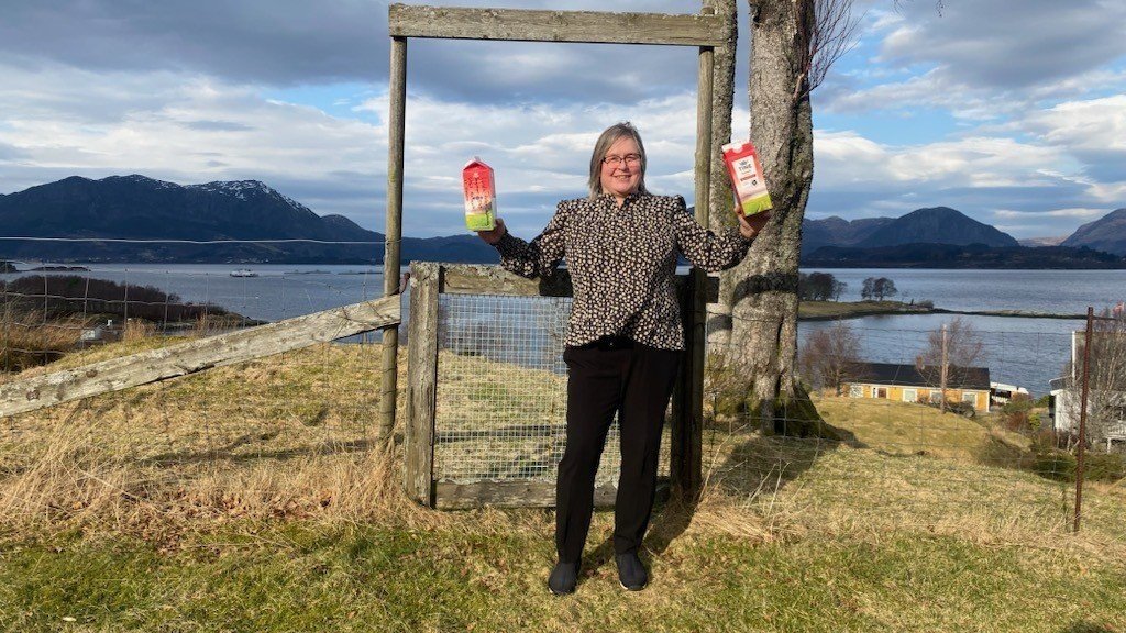 Linda Fleten Snekkevåg vann 10 000 kroner for å ha sortert ut melkekartongar.