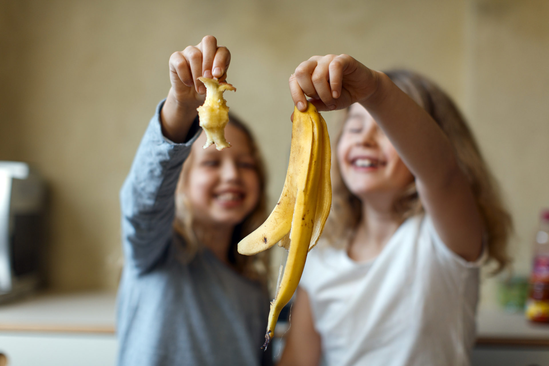 To jenter held fram epleskrott og bananskall