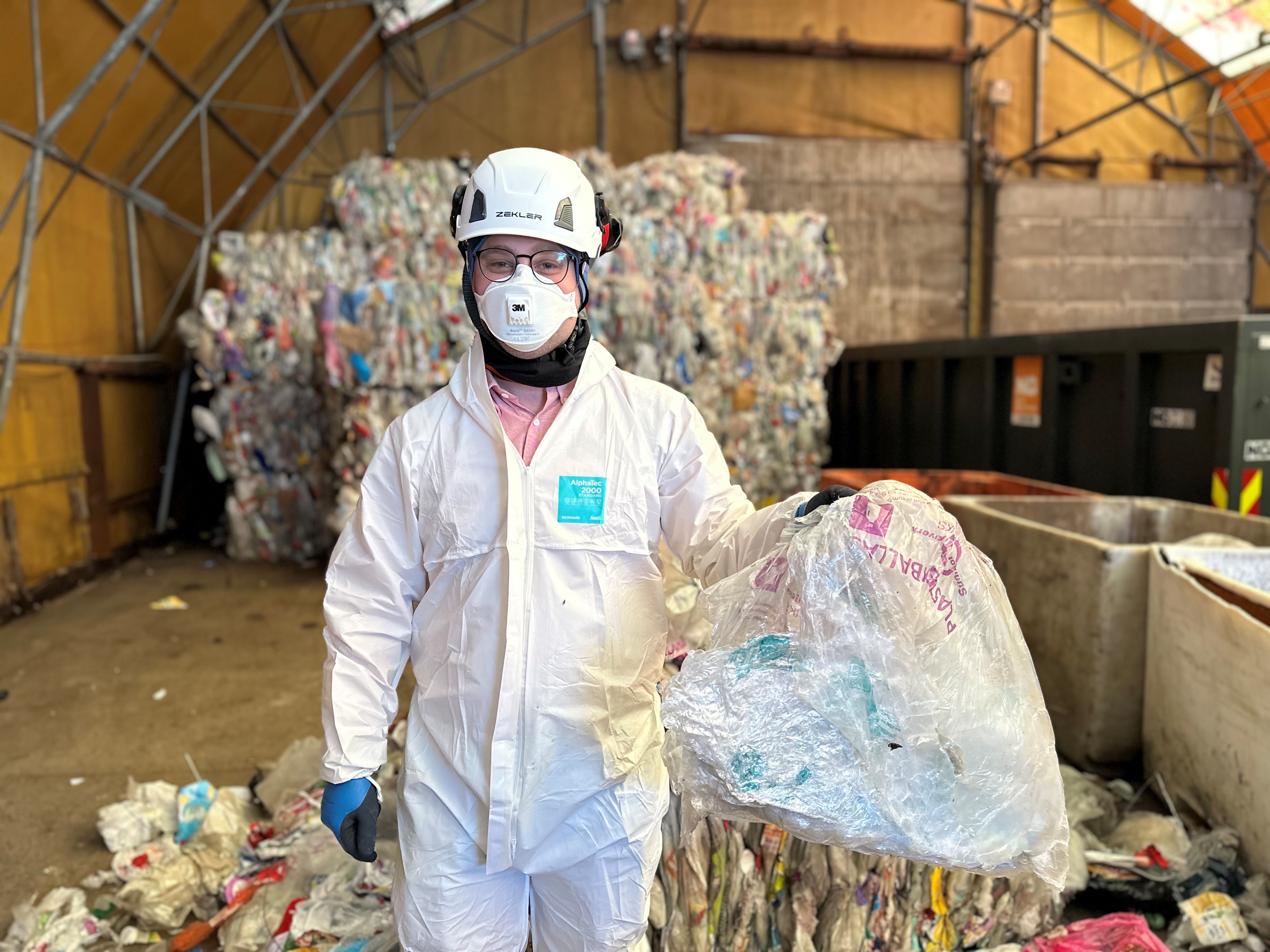 Renovasjonsansvarleg Harald Nyland utfører plukkanalyse på plast.