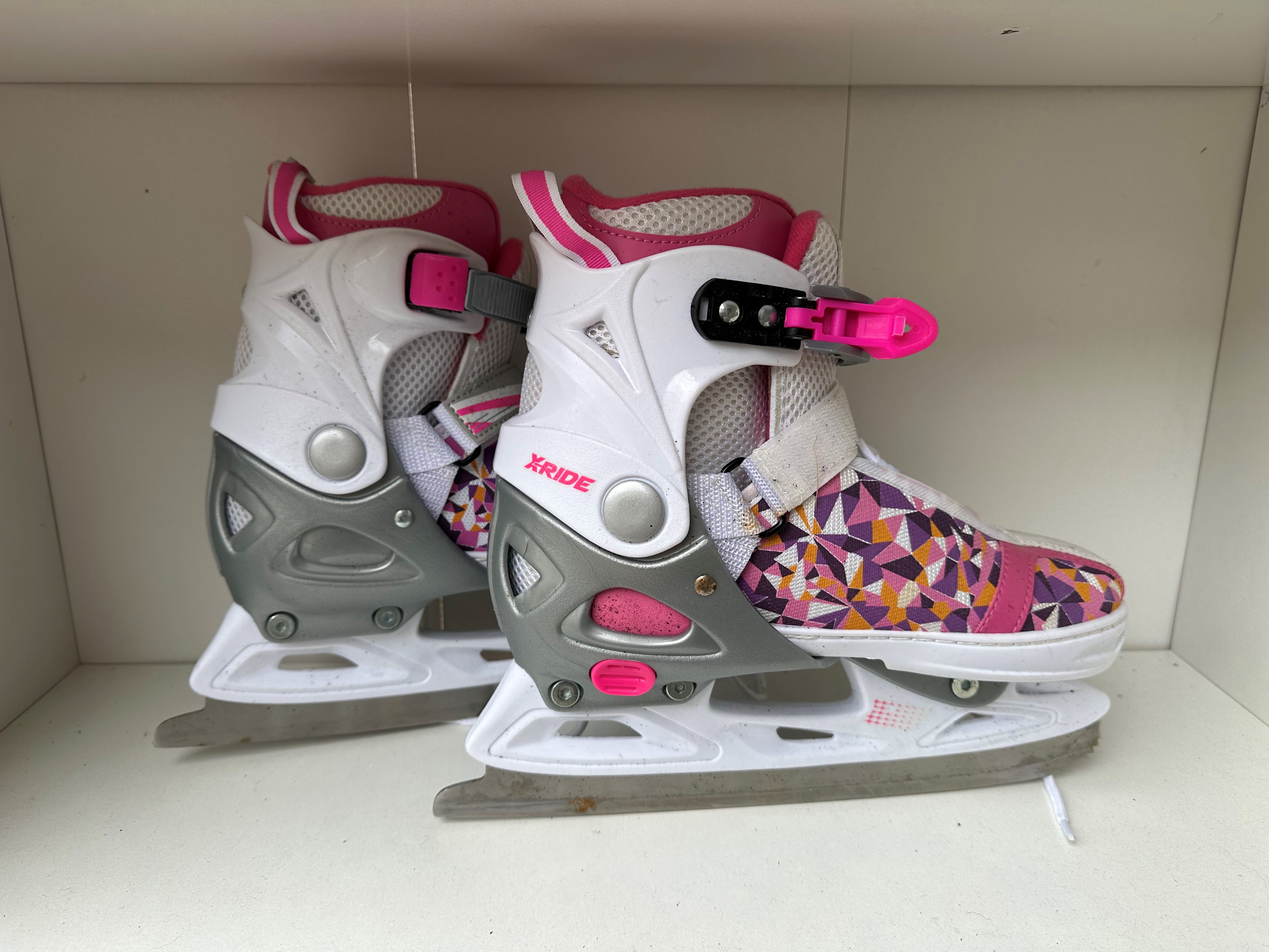 Jente som kastar papirpose i matavfallsdunk.