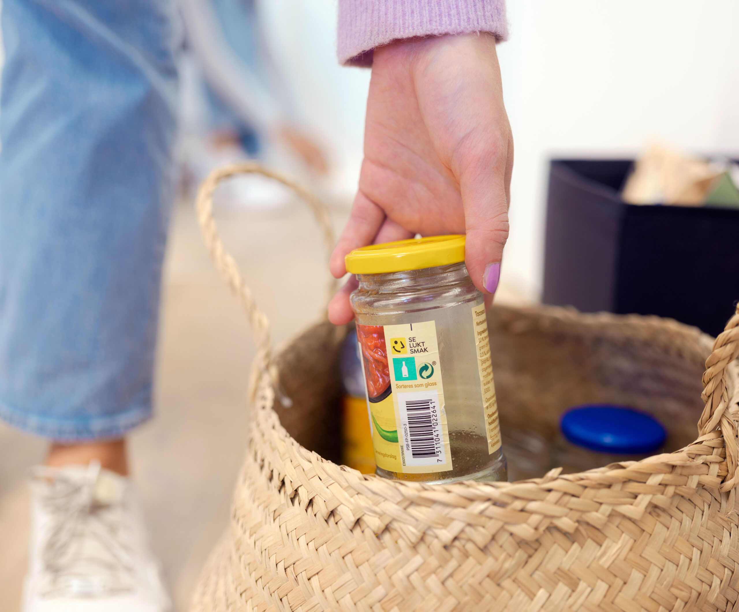 Tomt tacoglas vert sorter som glas- og metallemballasje.