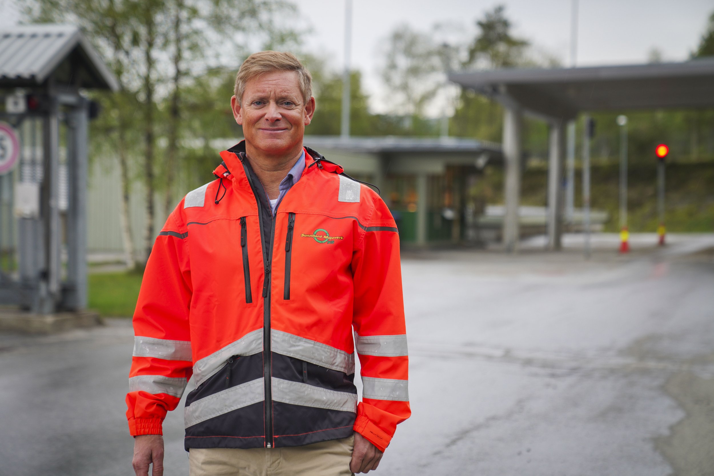 Tore Dvergsdal utanfor gjenvinningsstasjon