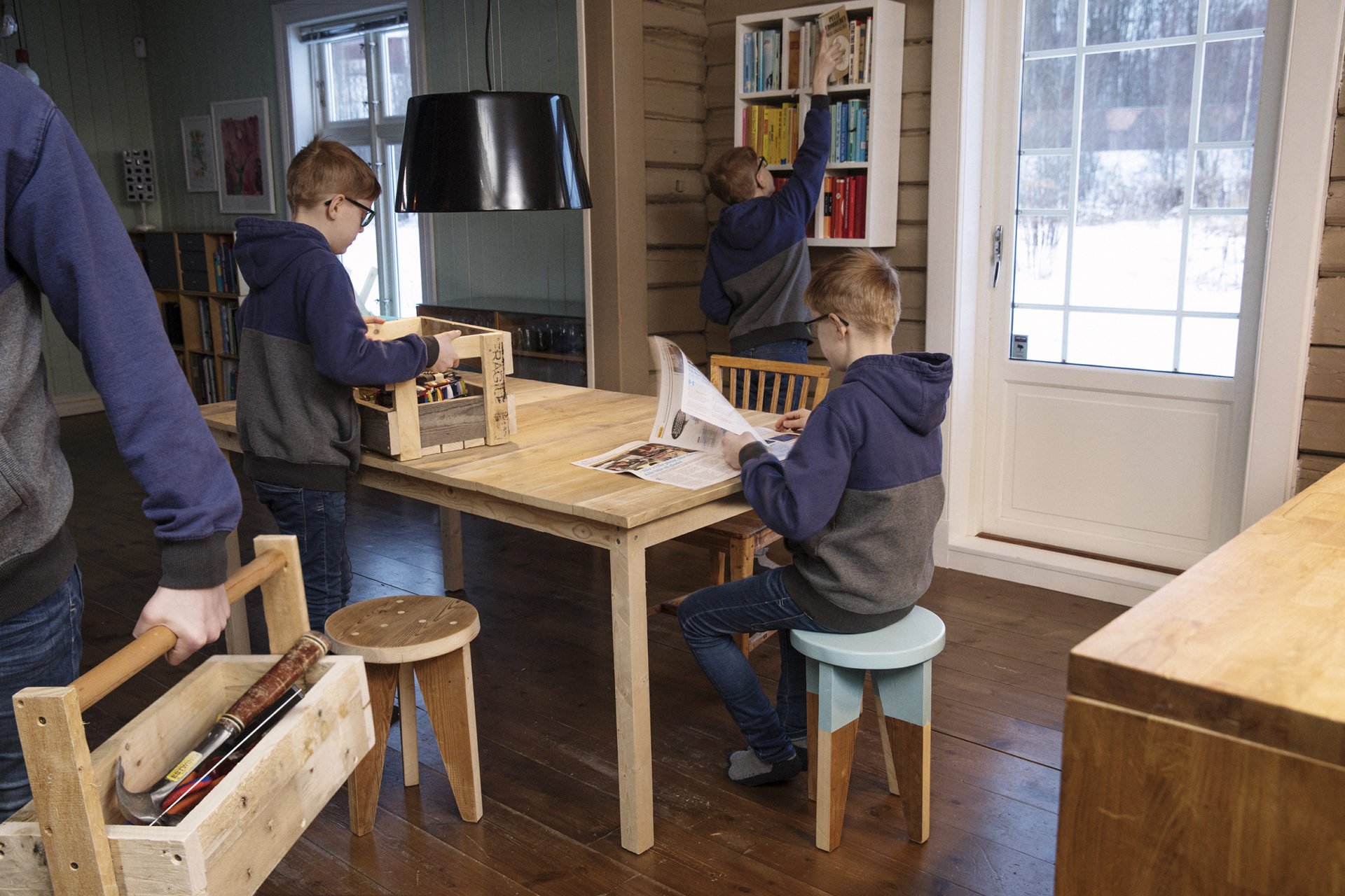 Gutt med snekkerverktøy