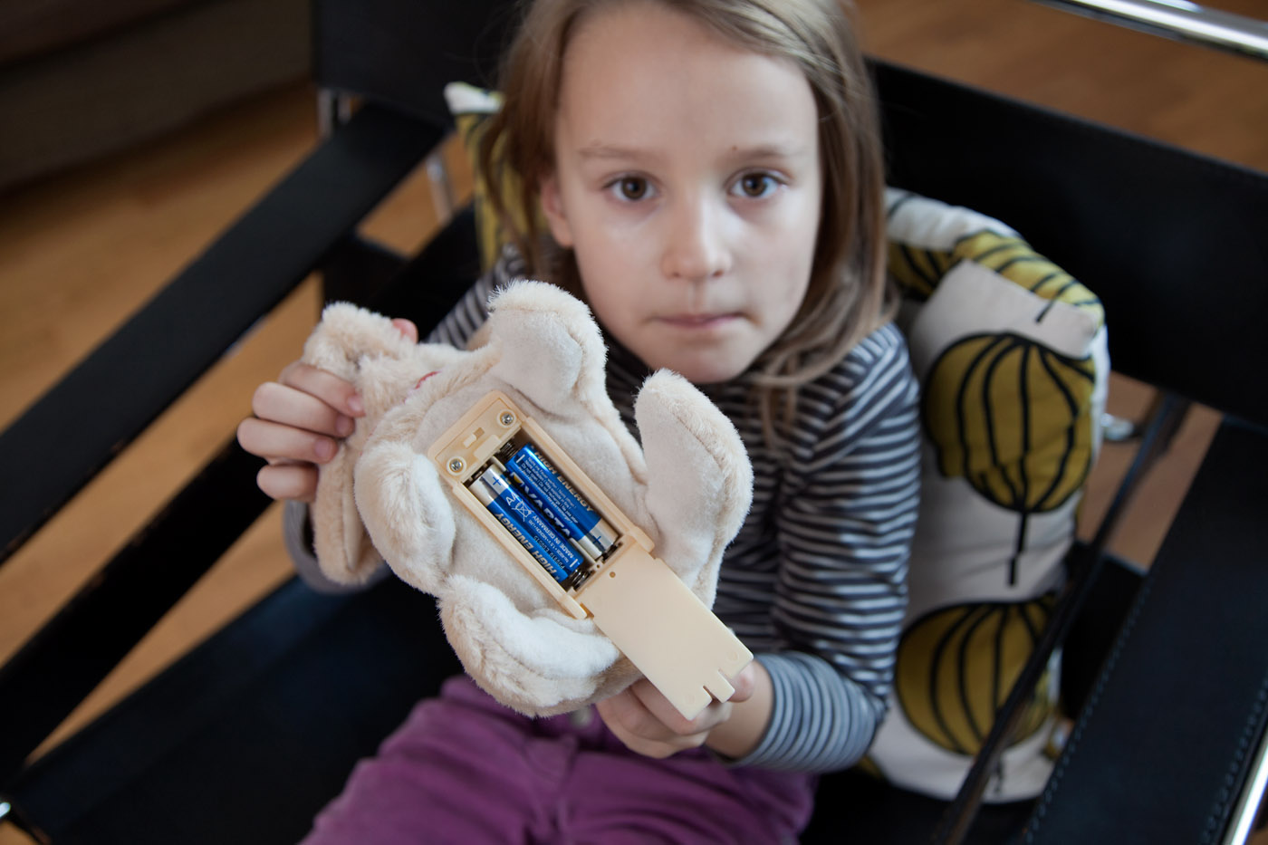 Jente viser fram batteri i leikehund