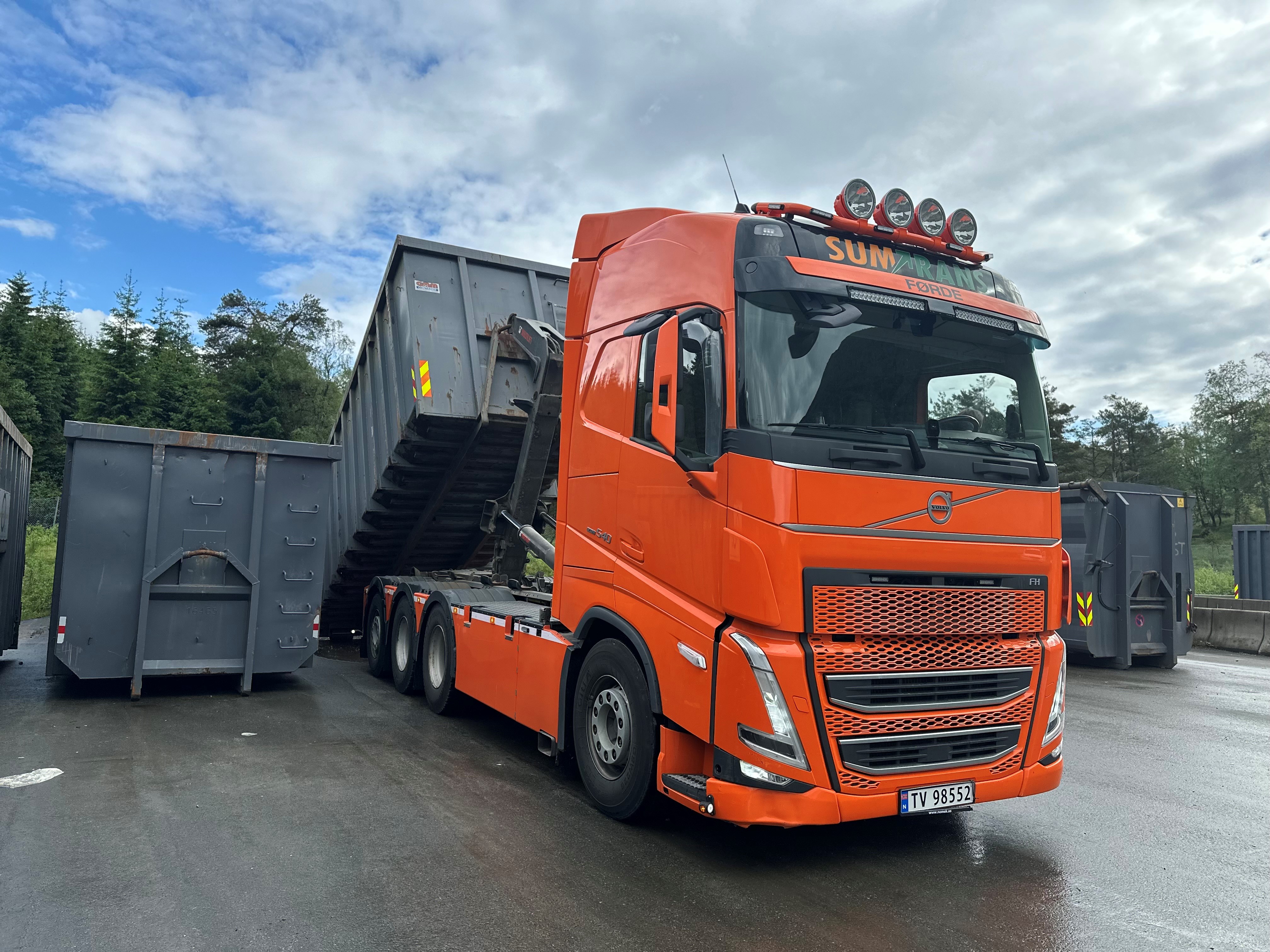 Lastebil som løftar konteiner