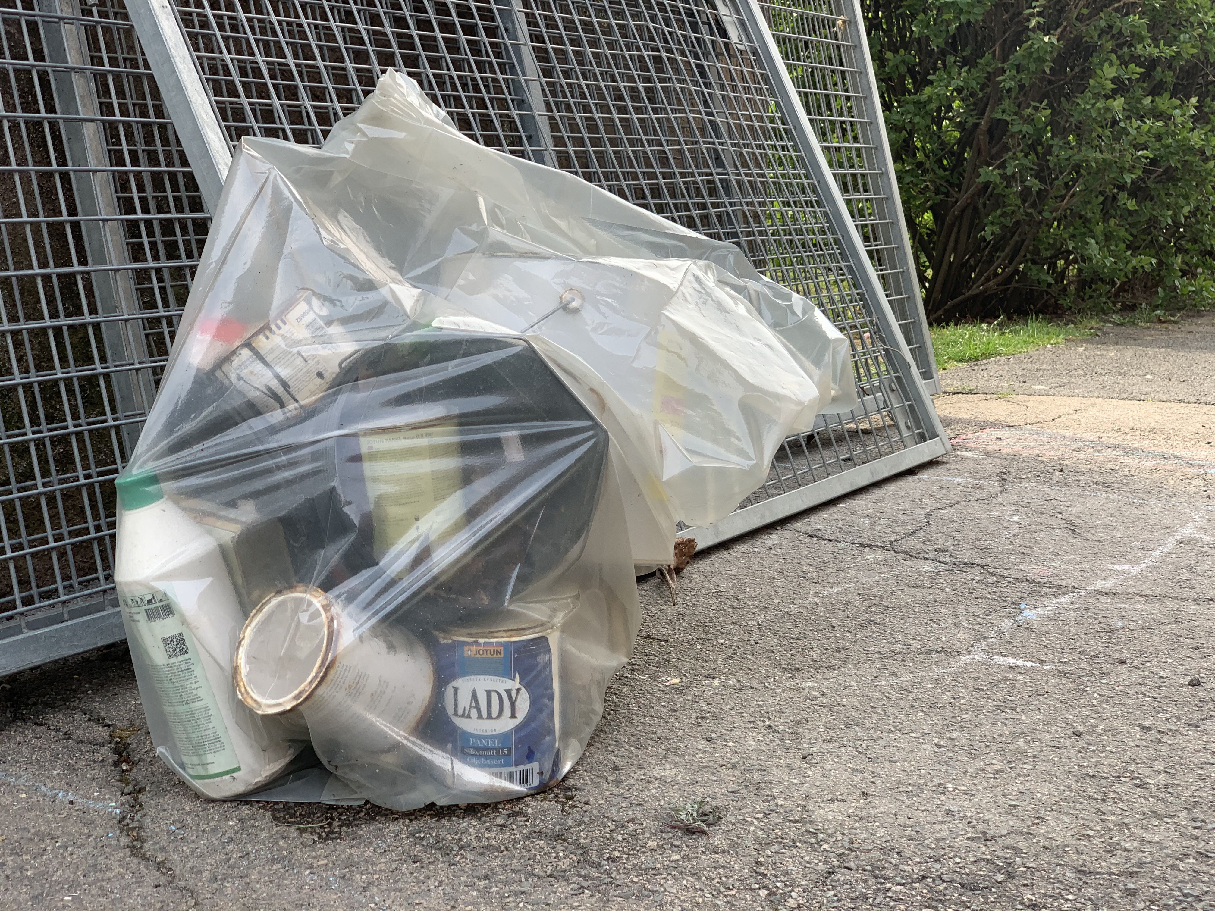 Bilde av farlig avfall i ein gjennomsiktig plastsekk.