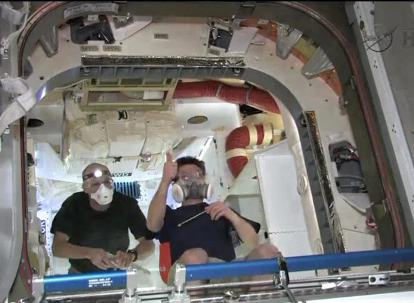 Dragon spacex capsule meeting1