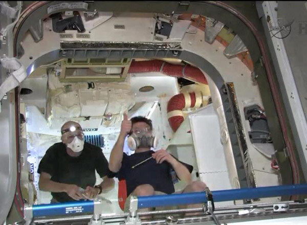 Dragon spacex capsule meeting1