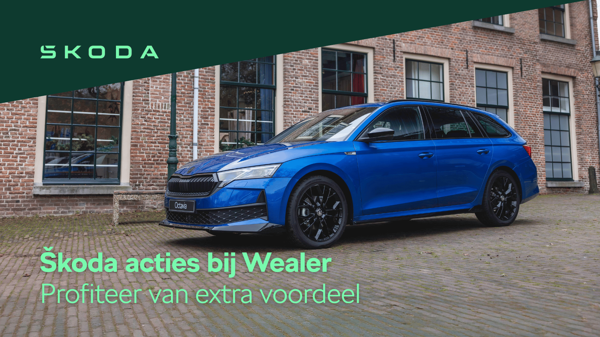 Blauwe auto met zwarte velgen voor huizen.