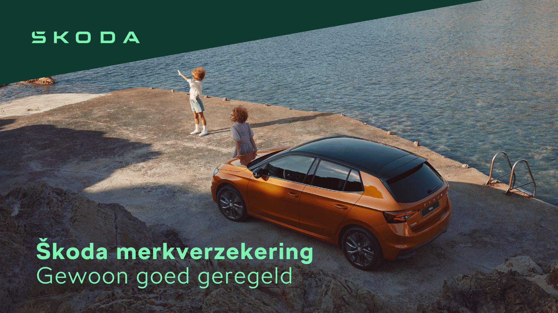 Oranje auto met zwart dak voor water.