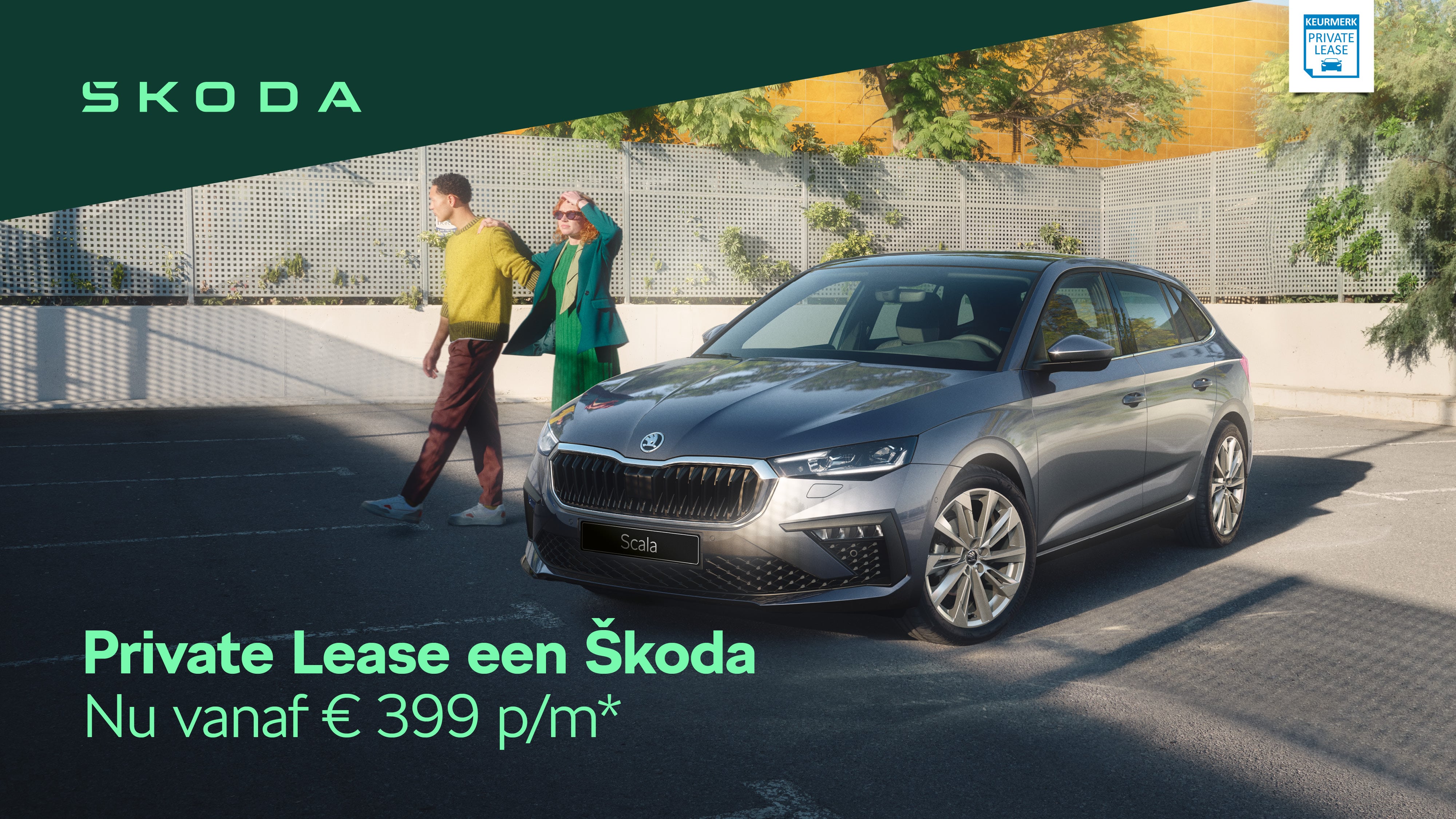 Grijze auto met twee mensen in de achtergrond