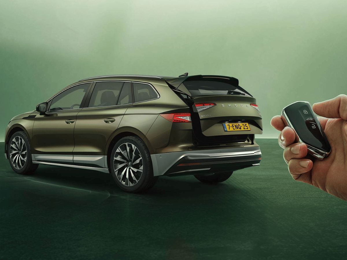 auto met mensenhand en autosleutel