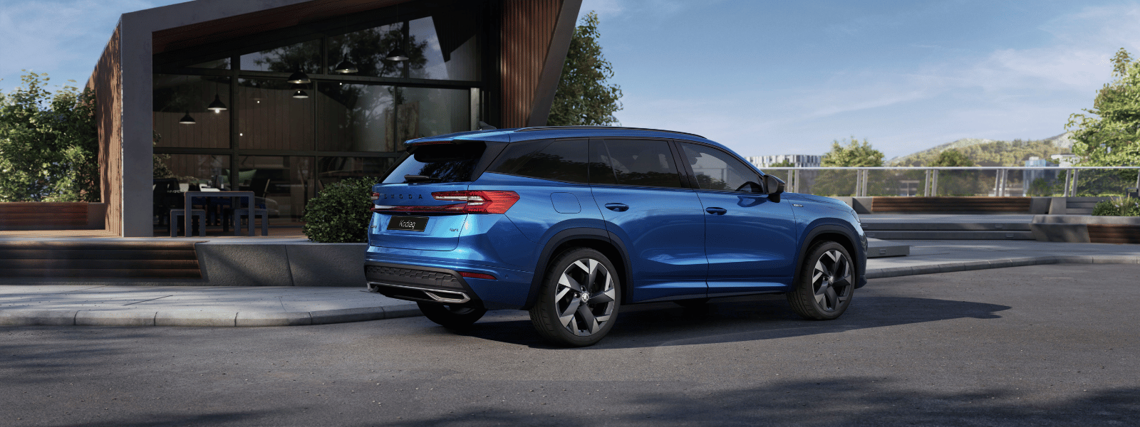 blauwe auto voor huis