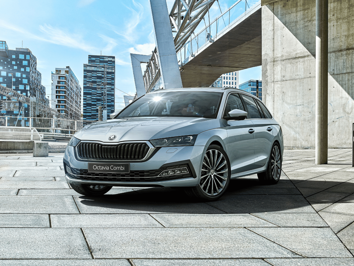 voorkant van grijze auto