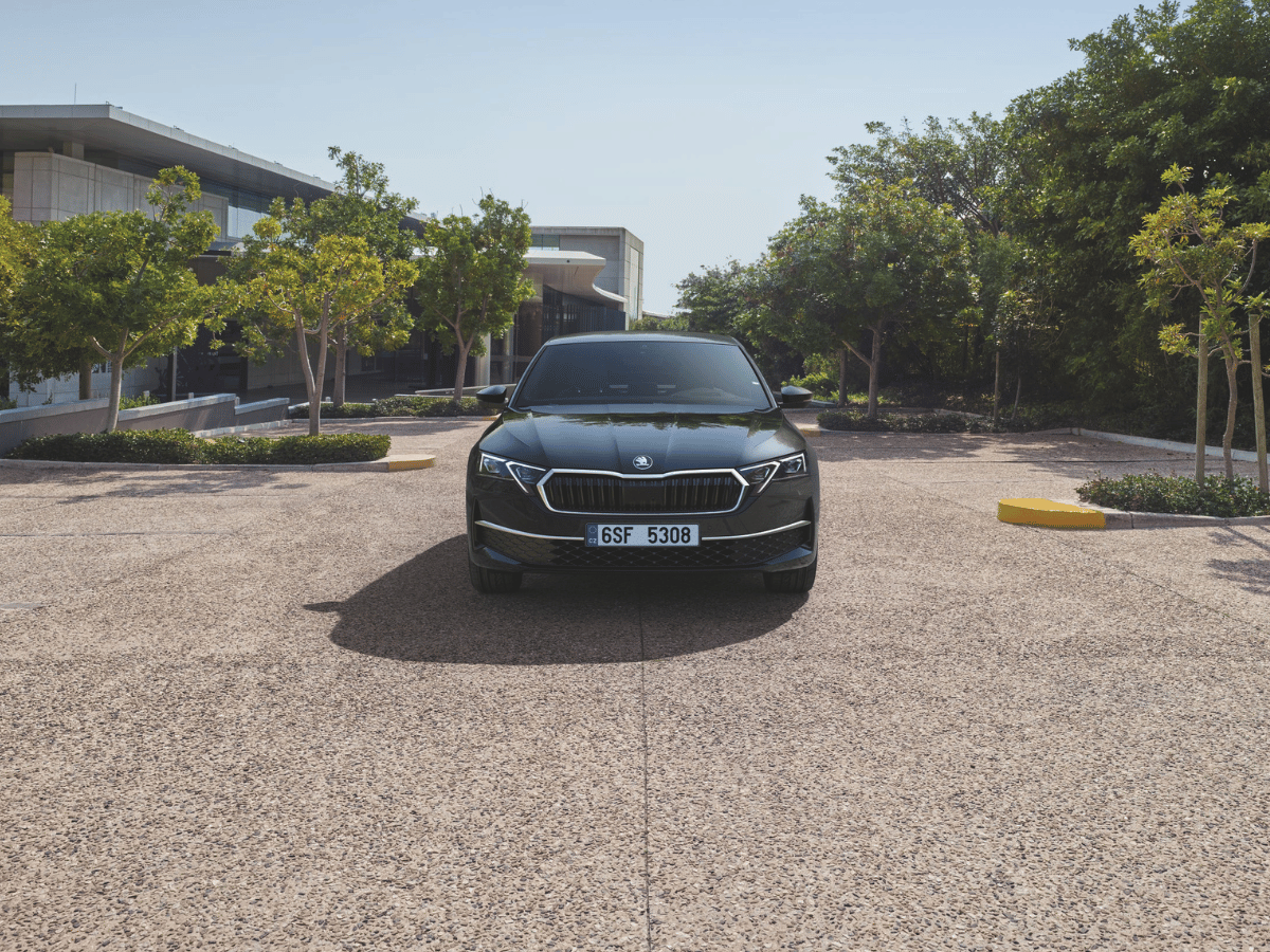 voorkant van zwarte auto