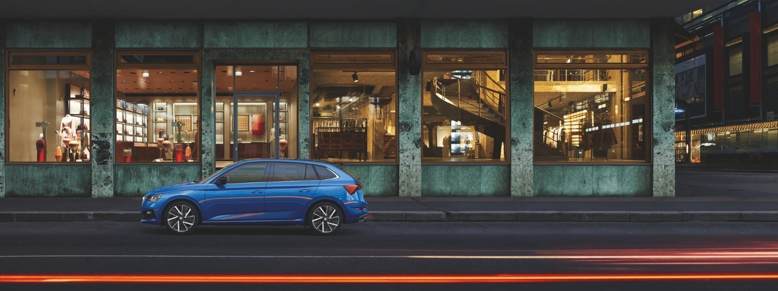 blauwe auto in de stad