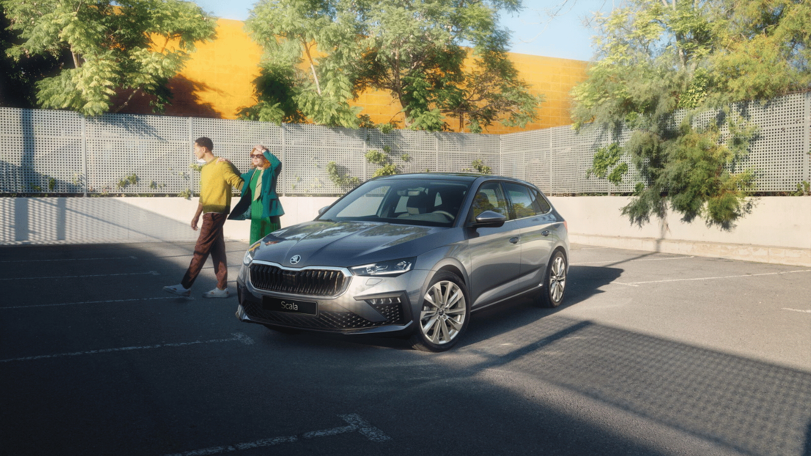 auto met mensen op parkeerterrein