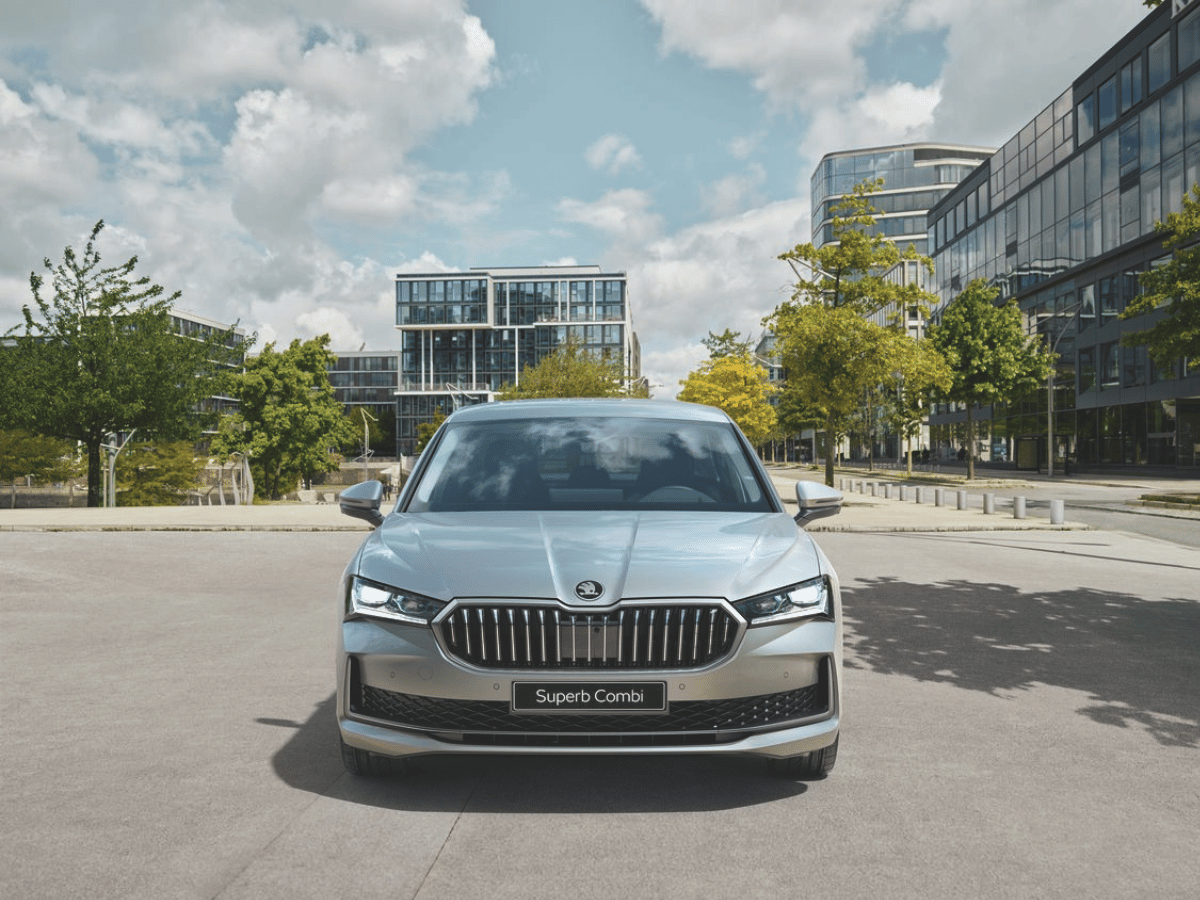 Voorkant van grijze auto