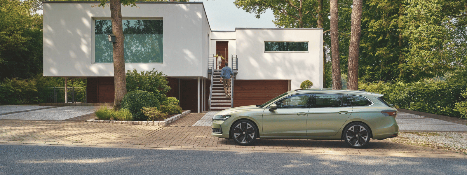 auto met huis op de achtergrond