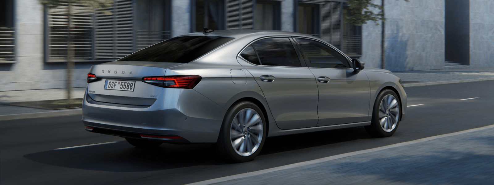 zijkant grijze auto op straat