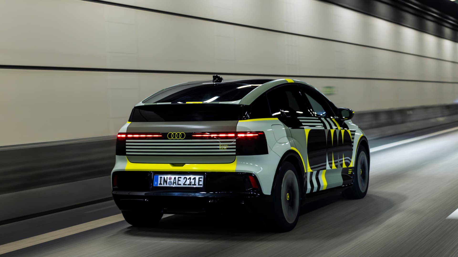Audi A2 e tron achterkant schuin