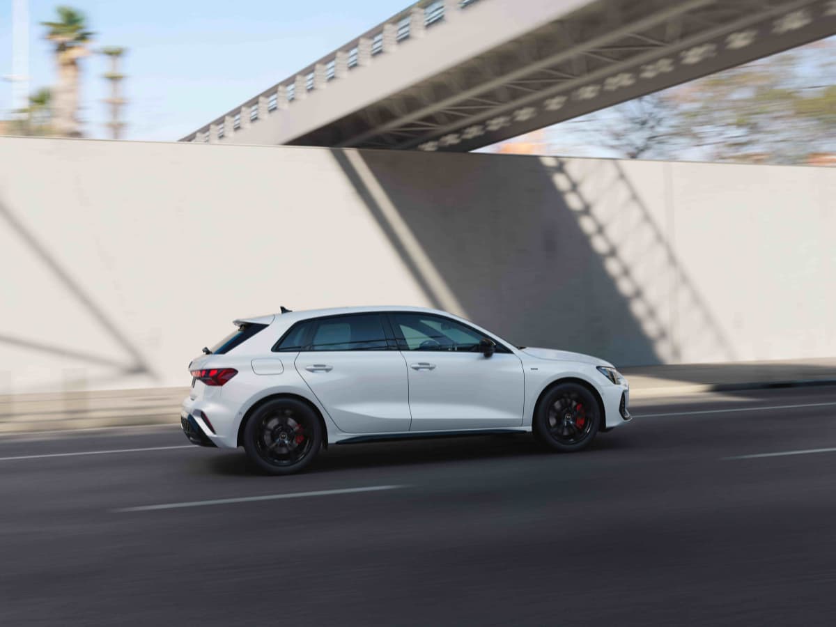Audi A3 Sportback TFSI e zijkant