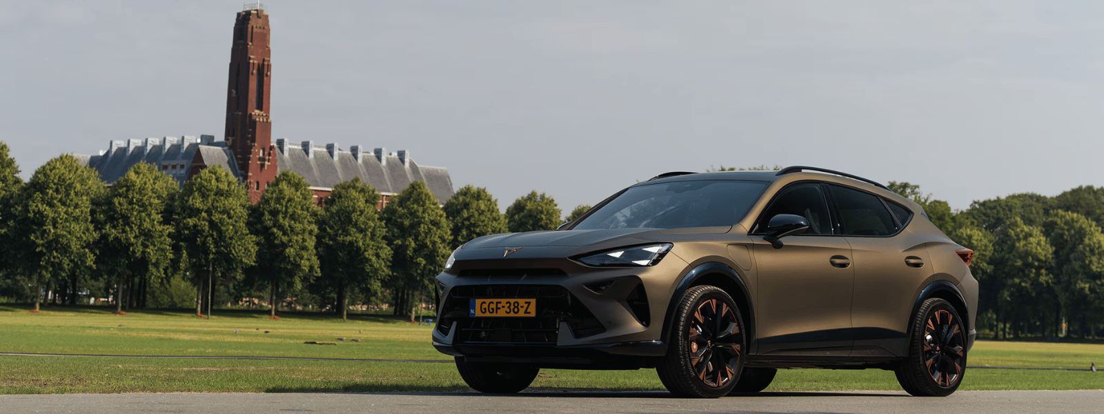 Zijkant van auto met toren op achtergrond