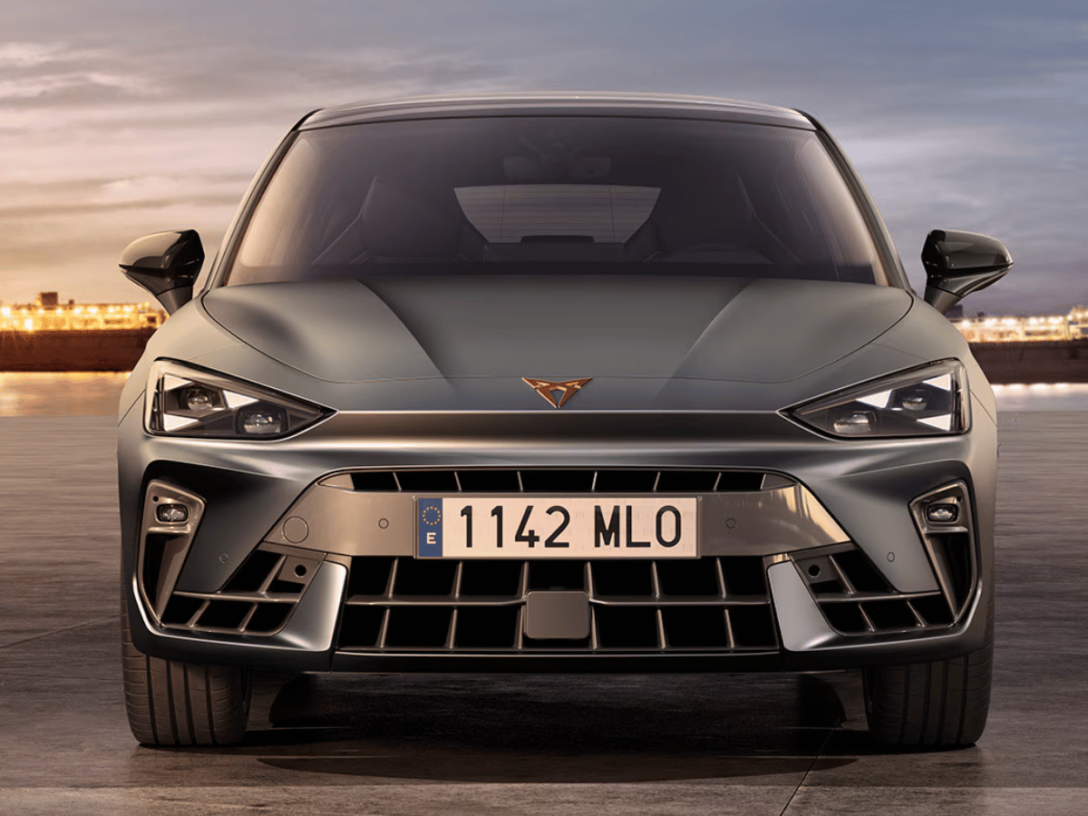 Voorkant van auto met nummerbord