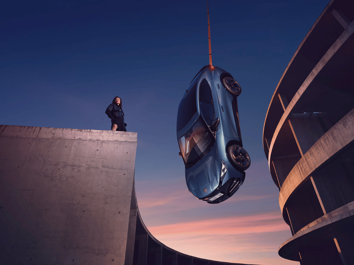 Blauwe auto hangend vanuit de lucht