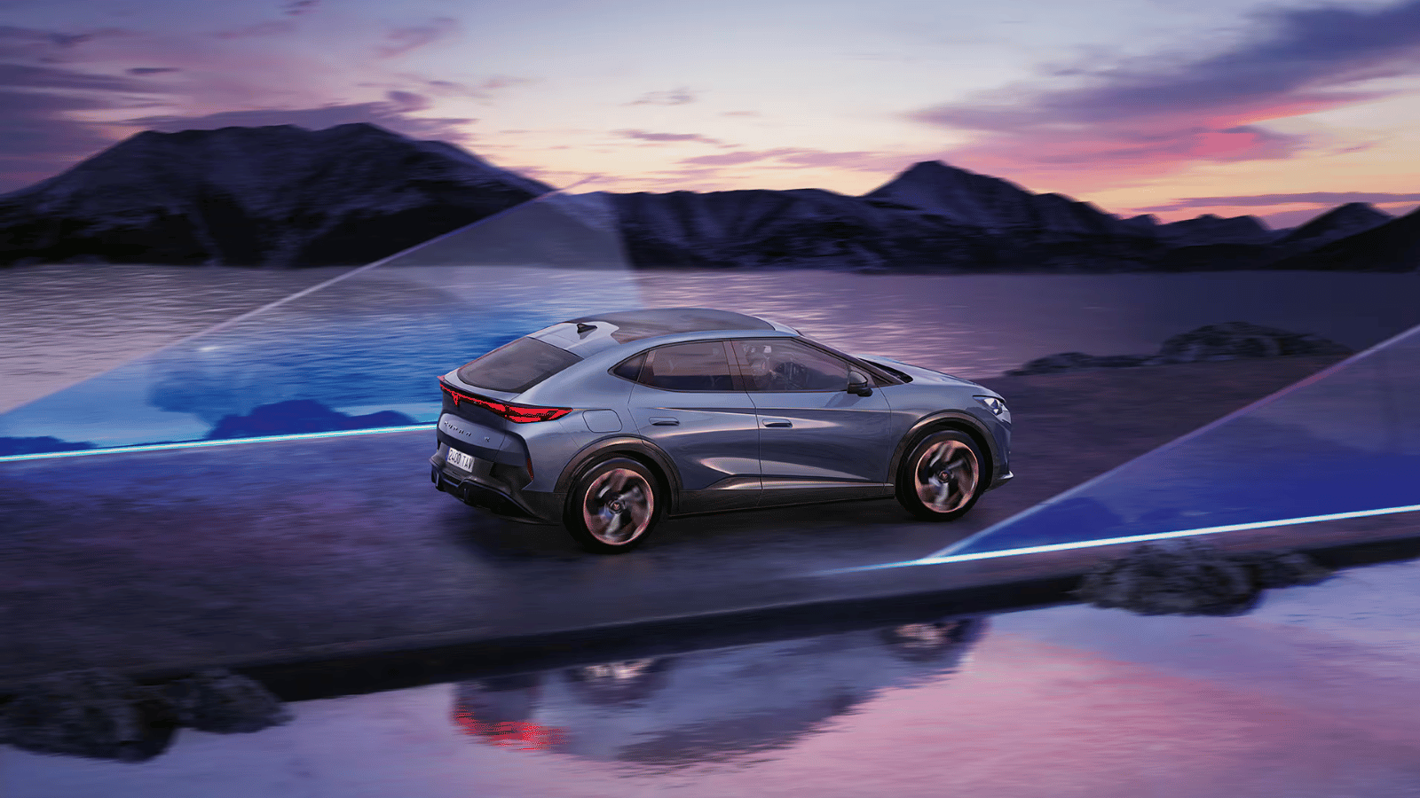 Auto rijdend langs waterkant