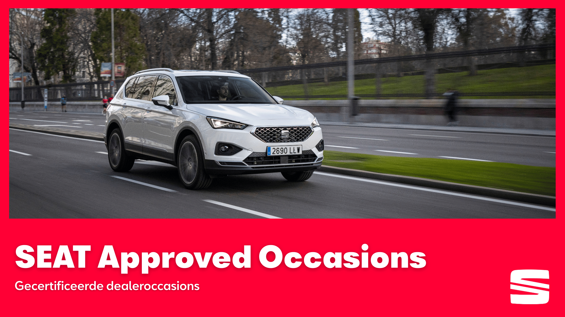 Witte auto op snelweg