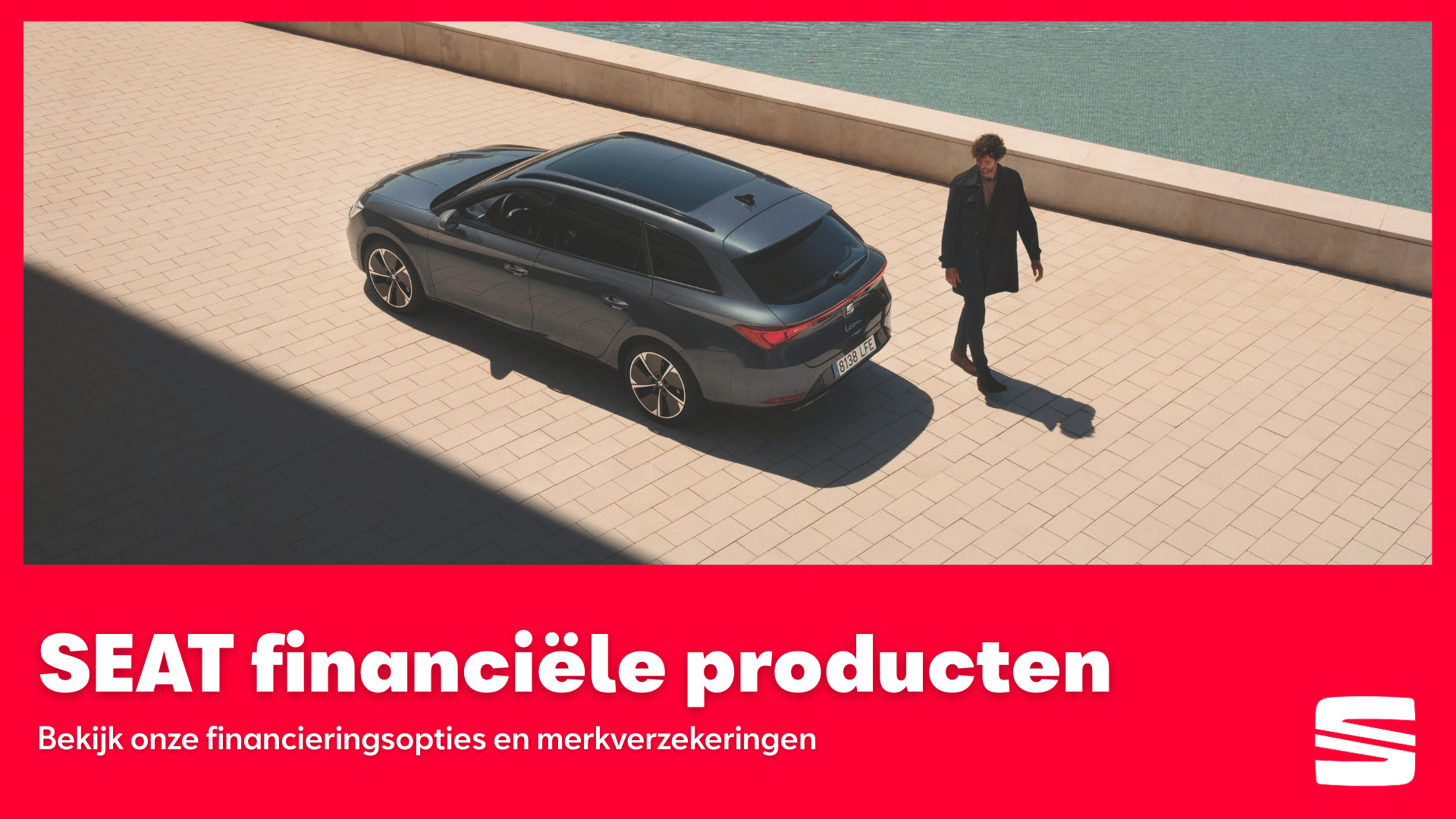 Auto en persoon op stoep