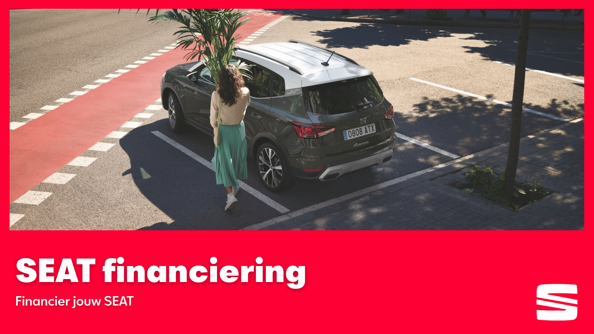 Vrouw met plant voor auto