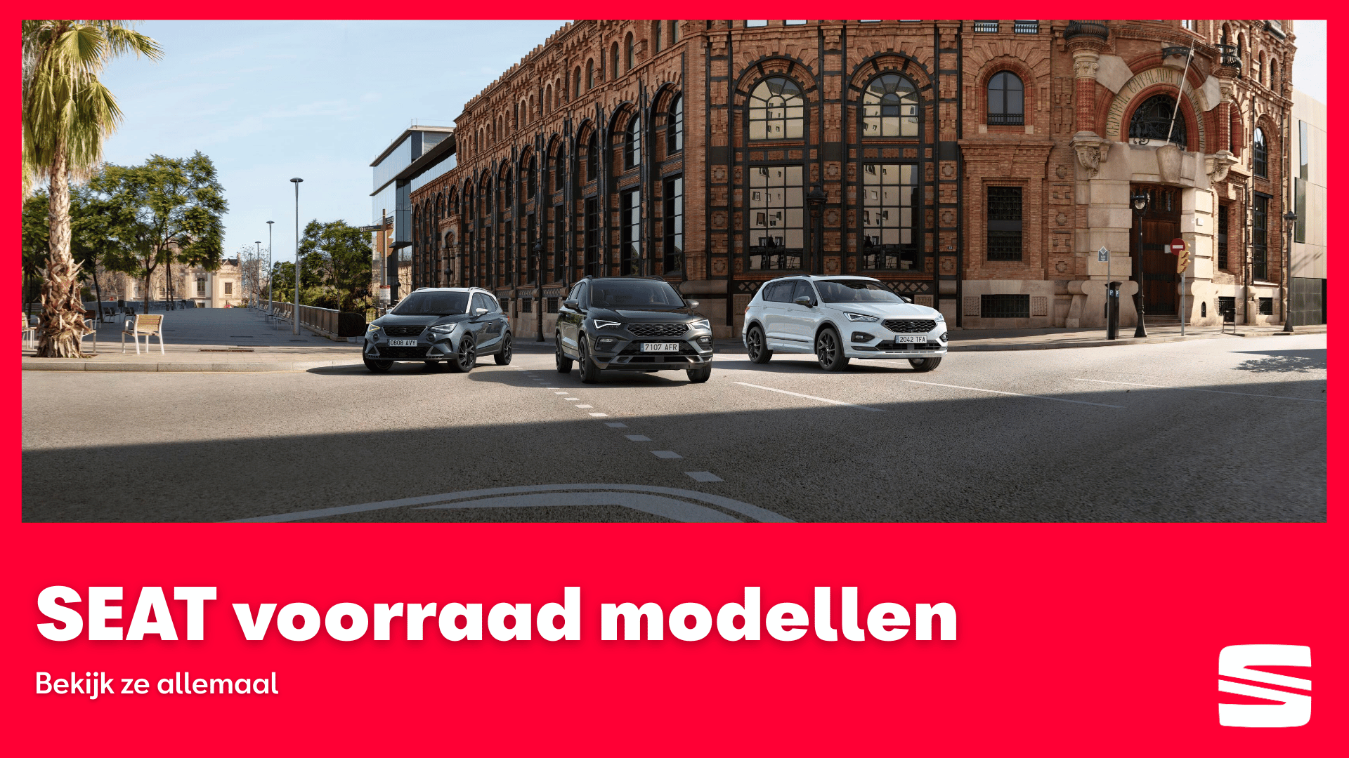 Drie auto's op straat voor gebouw