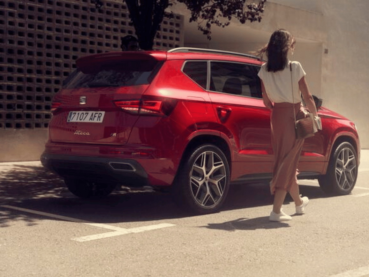 rode auto van schuin achter