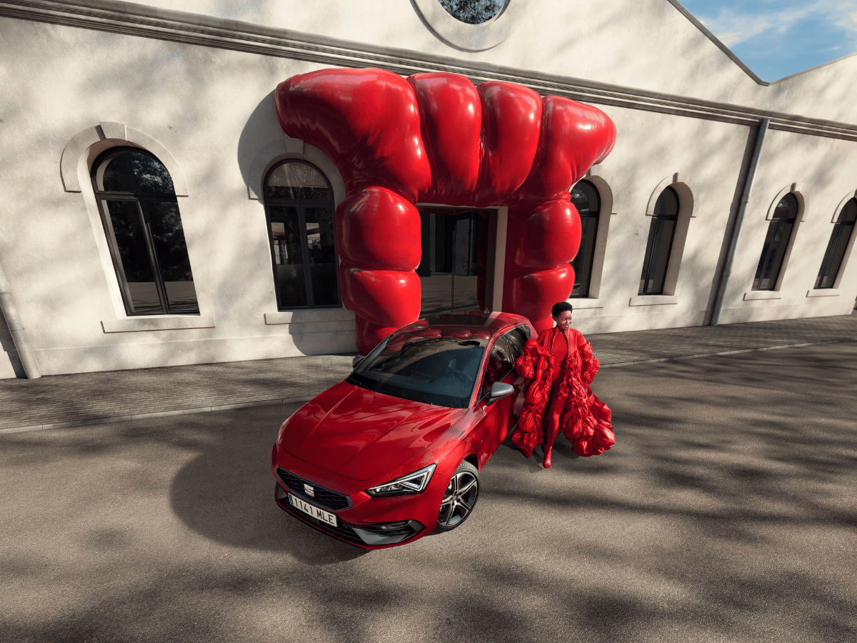 Foto van rode auto en rode boog voor huis