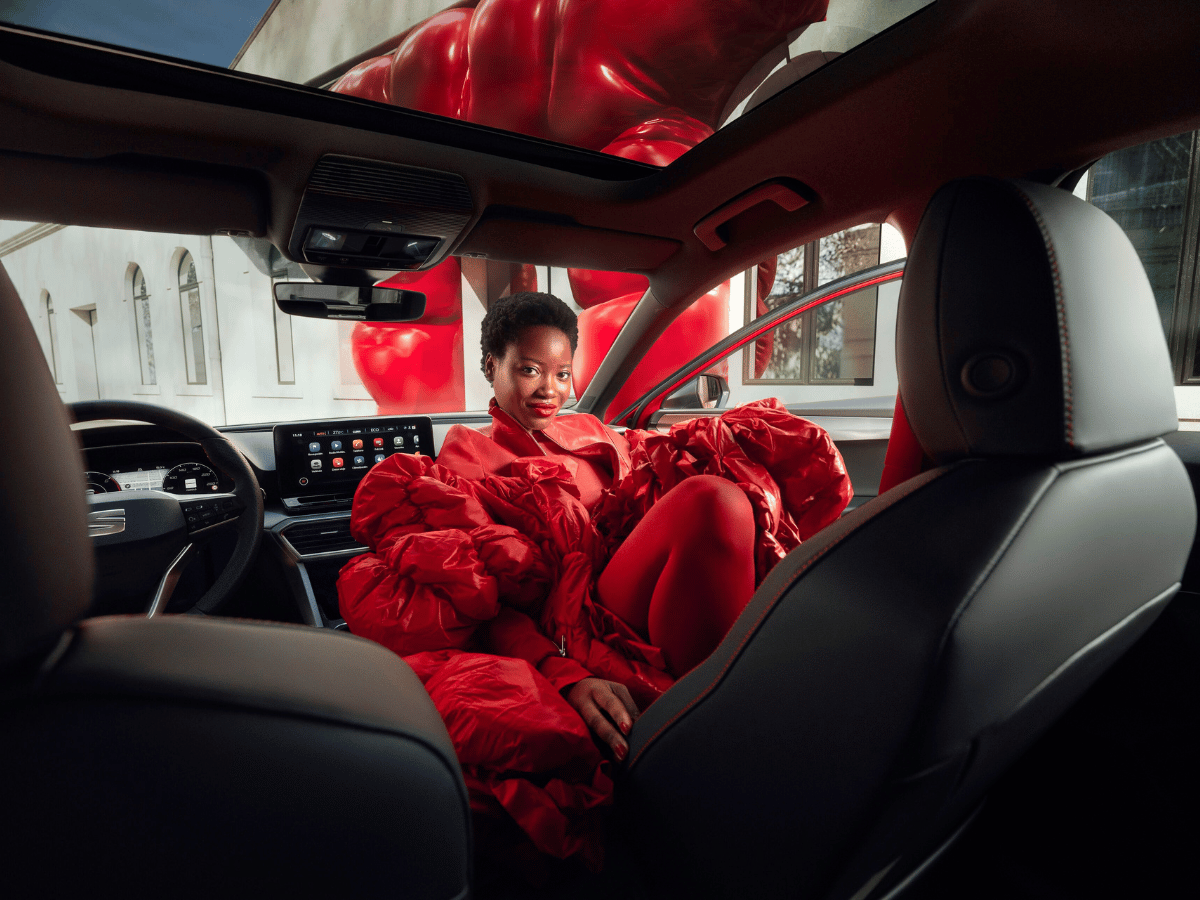 Vrouw met rode jurk in auto