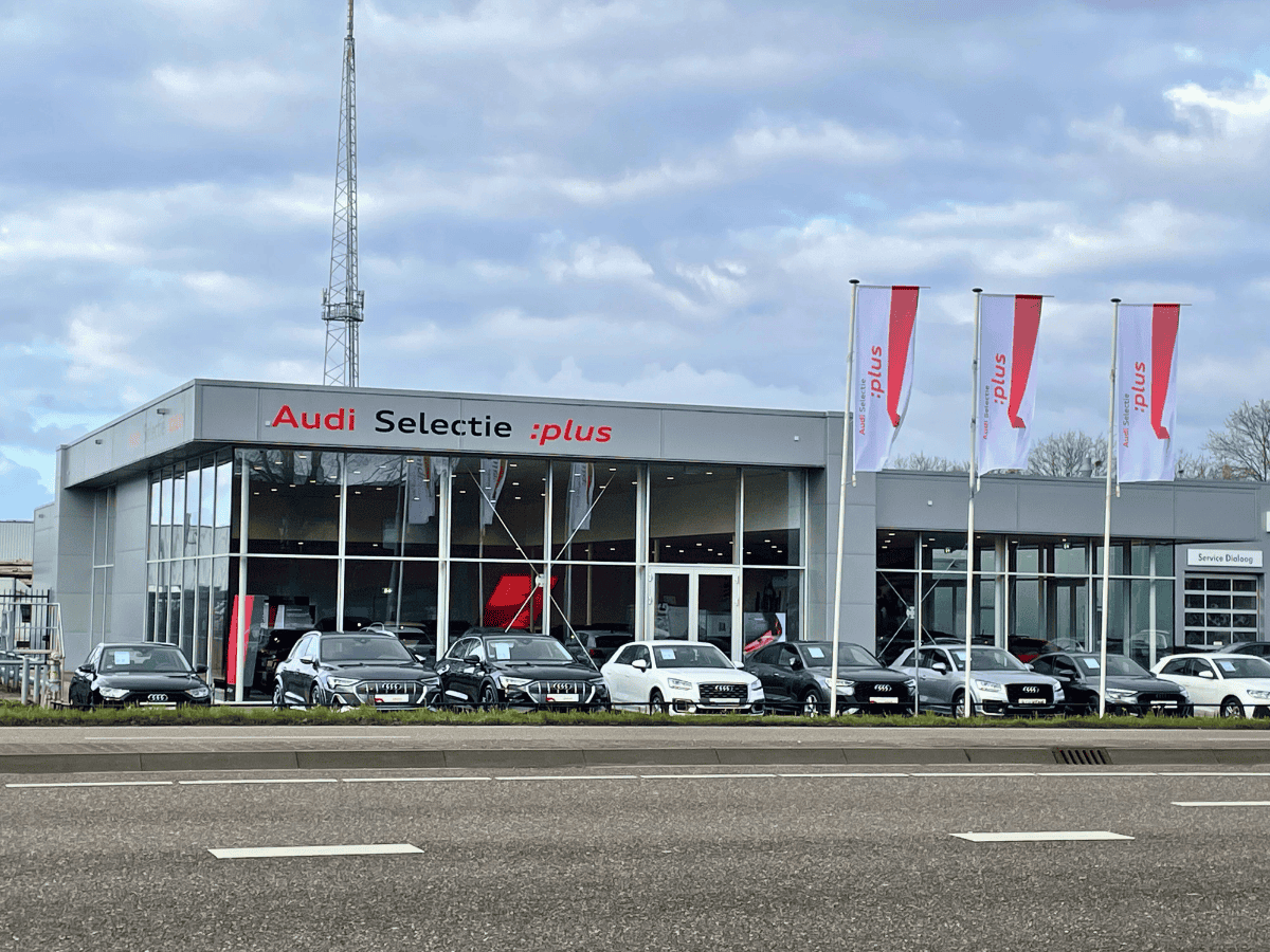 auto's voor grijs pand met rode en zwarte letters