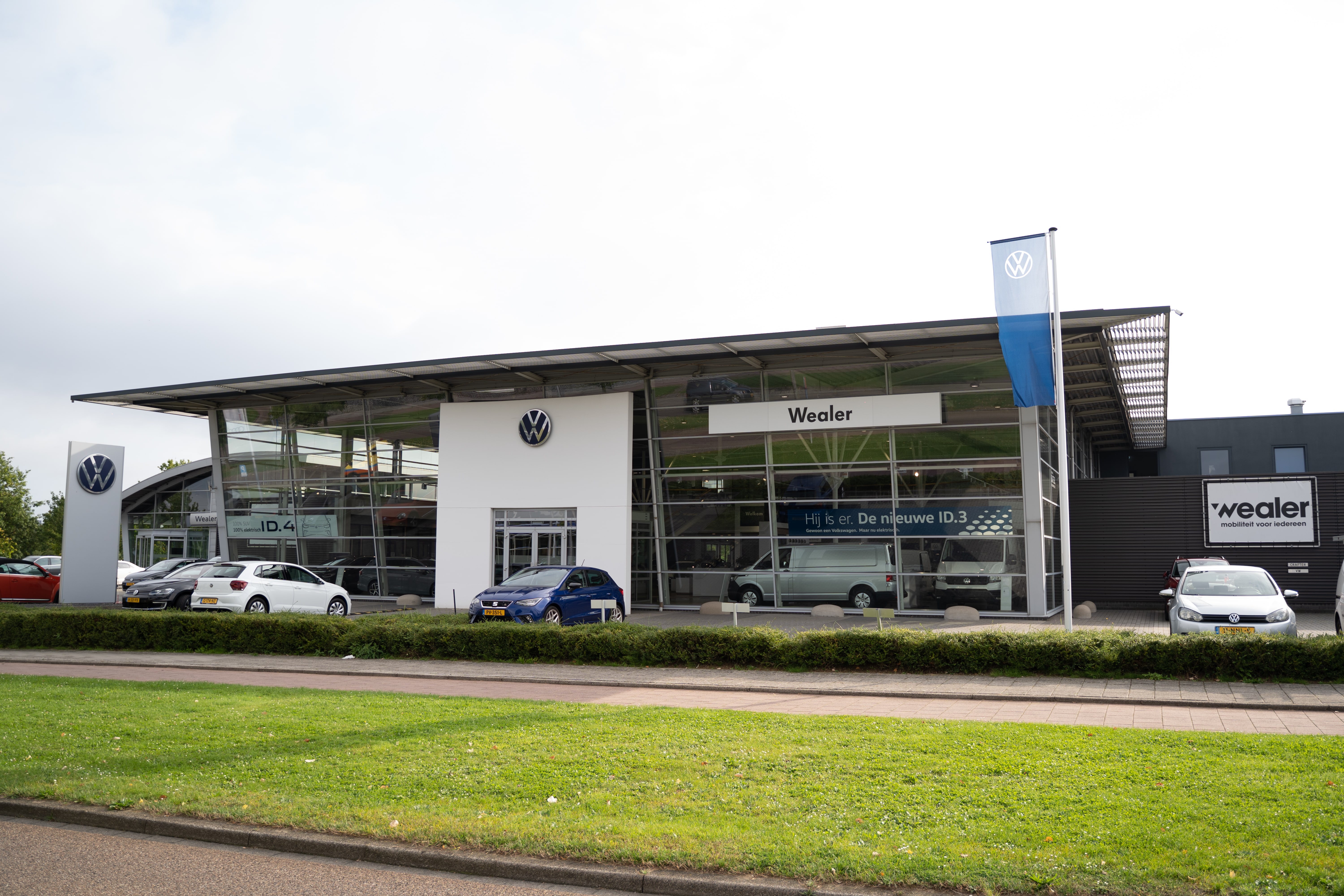 Groen gras voor autoshowroom