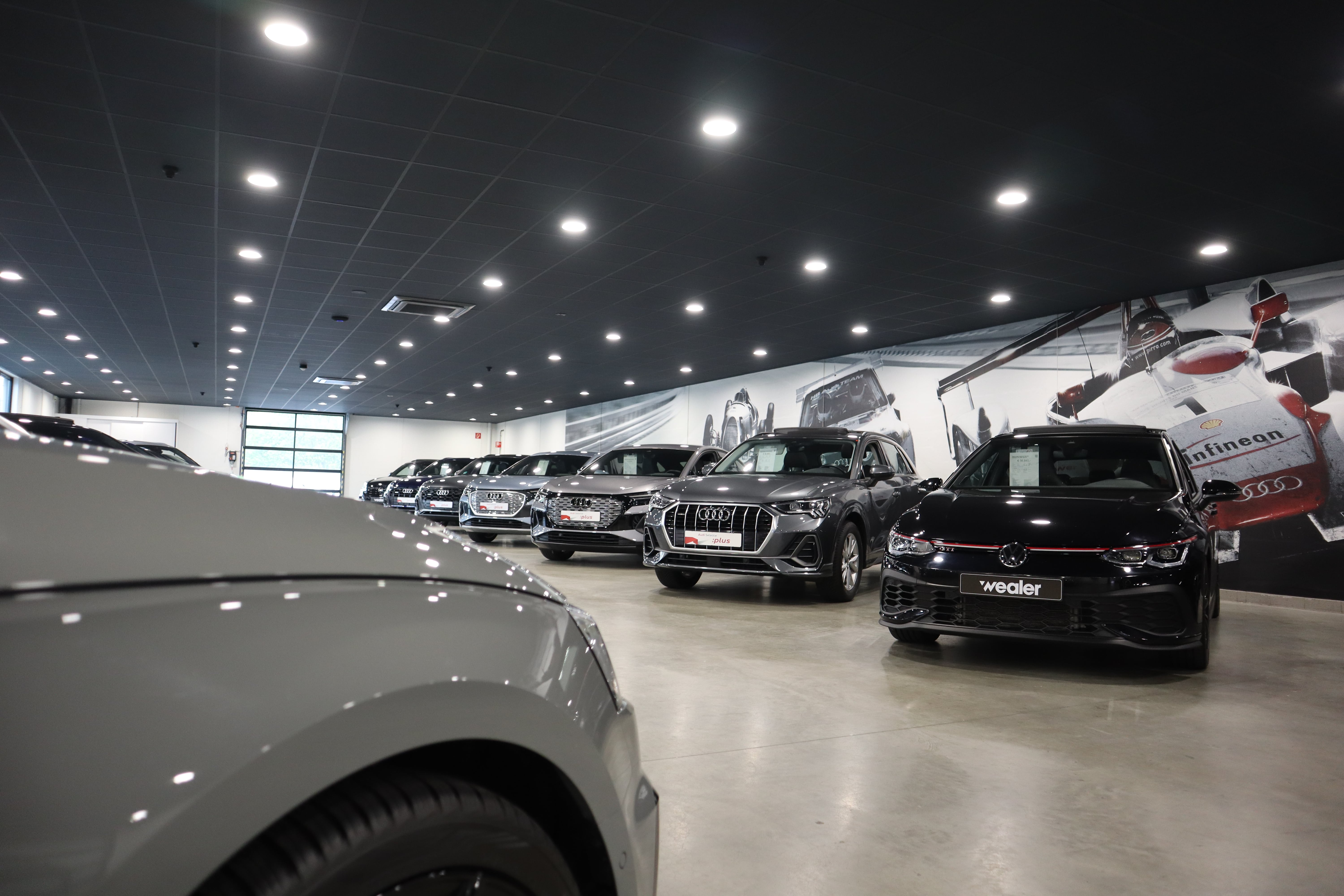 zijkant van auto met in de achtergrond nog meer auto's