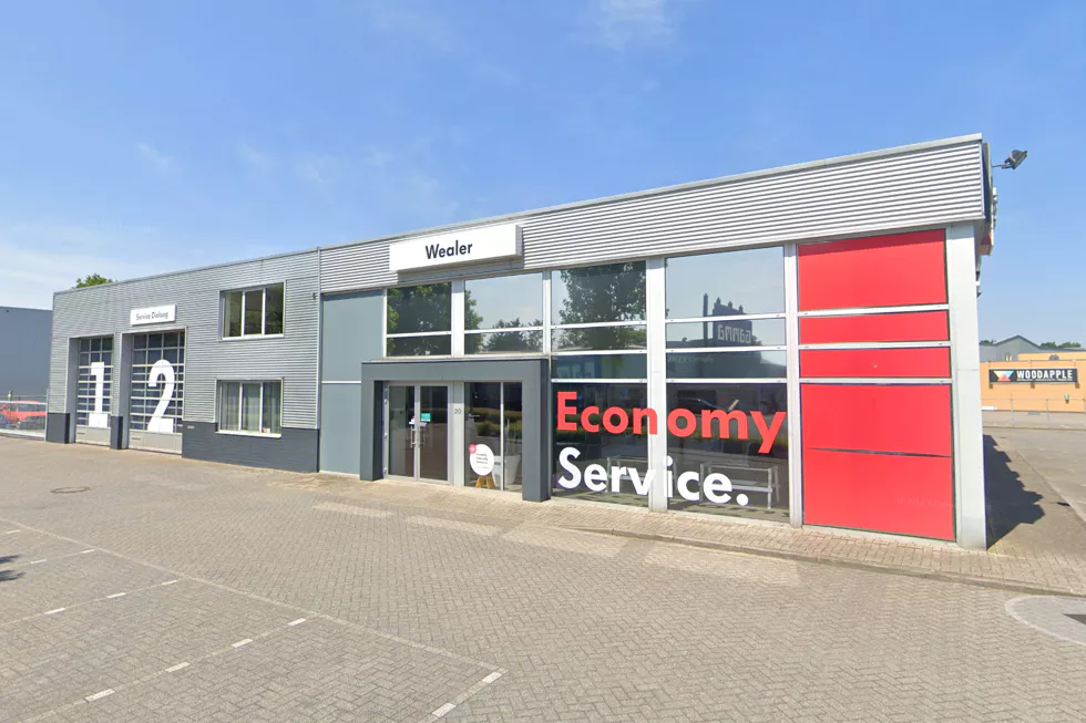 bedrijfspand met rode en grijze accenten