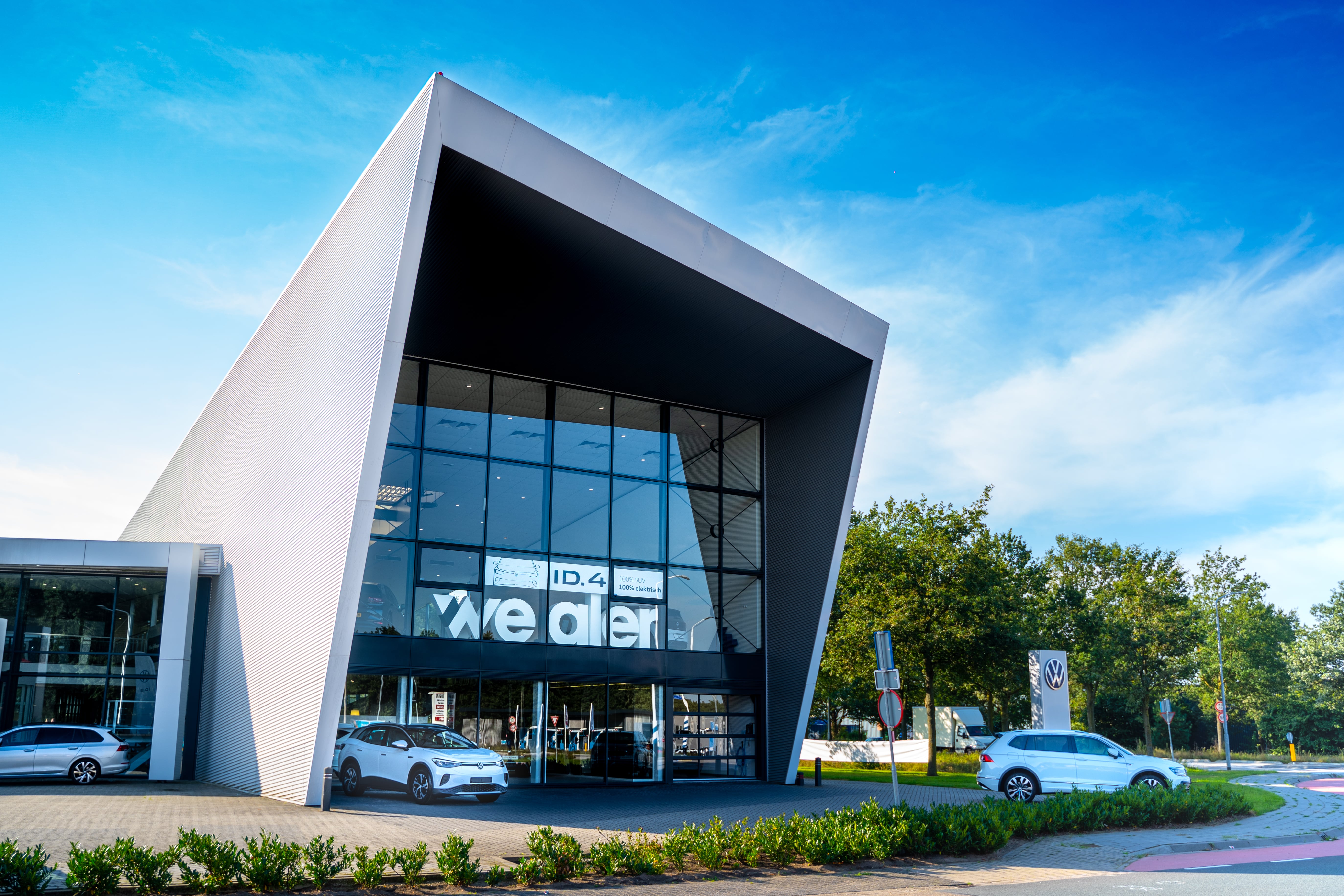 Grote autoshowroom met witte auto's